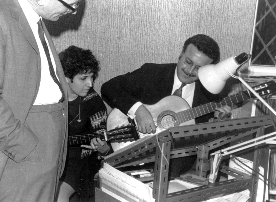 5 Duarte, Ida Presti and Alexandre Lagoya trying out Duarte's 'Carillon op.14', Morton Way, London, 1967.